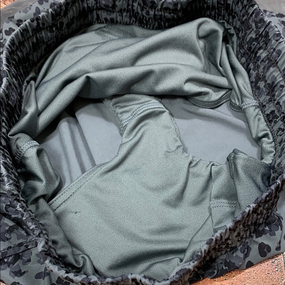 Athleta Gray Leopard Print Shorts size Small - Picture 8 of 9